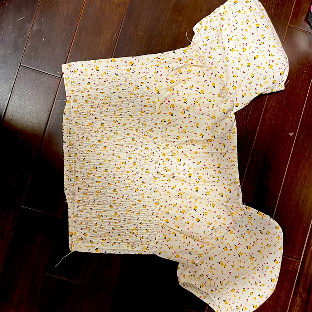 A blouse. It is a size large. It’s very pretty but It doesn’t fit me.